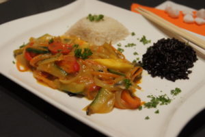 Curry mit schwarzem und weißem Reis